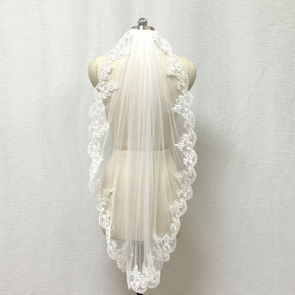 Fingertip length wedding veil lace trim